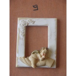 CORNICE BIMBI - ANGIOLETTO SULLA MANO